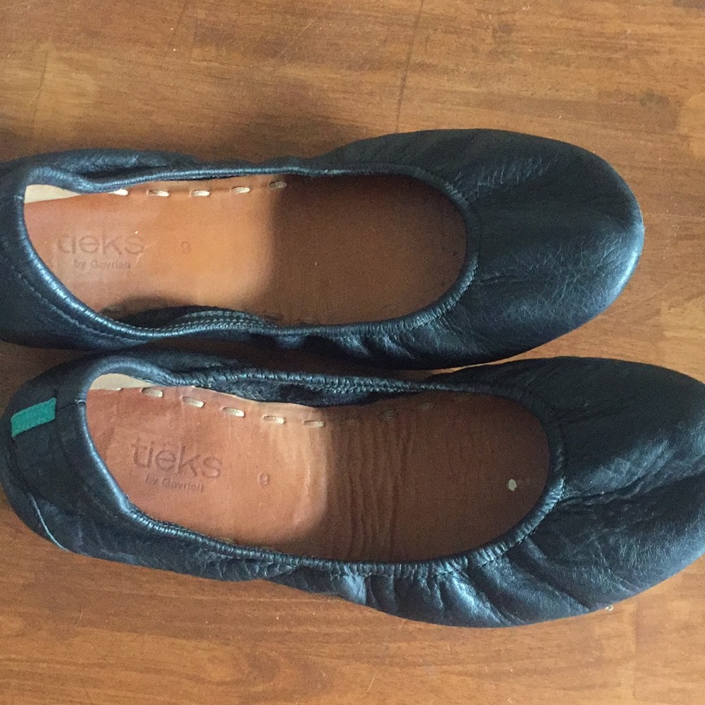 Excellent Condition Black Tiek flats